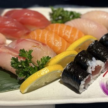 Akita - Sushi Deluxe Chef's best selection of the day, 9pcs nigiri, tuna roll and one piece kumamoto oyster - Izakaya Near Me - Clarksville, Tennessee Akita - Sushi Deluxe Chef's best selection of the day, 9pcs nigiri, tuna roll and one piece kumamoto oyster - Izakaya Near Me - Clarksville, Tennessee