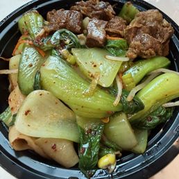 Chili oil noodles with beef and extra vegetables