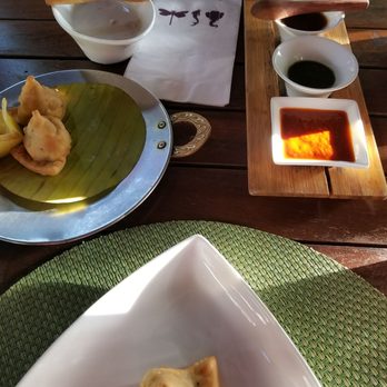 Elefanta - This is an order of the vegetable samosas. They were great with the dipping sauces! - Indian Near Me - Cancún, ROO