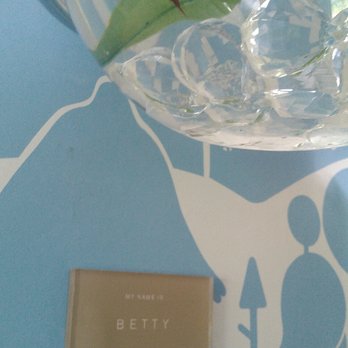 The Pearl Hotel - Every room come complete with a pet. Ours was Betty ! " sit Betty, sit" :-) - San Diego, CA