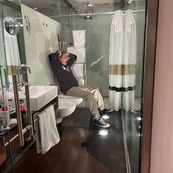 Ca' Nigra Lagoon Resort - No privacy bathroom. All glass. Luckily our kids had their own room. - Residences Near Me - Venezia, VE