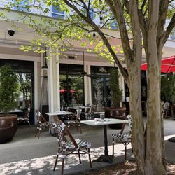 Brasserie du Soleil - Patio outside by a lake with water sounds