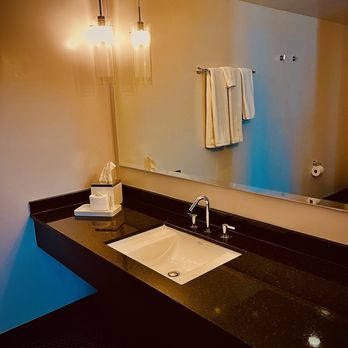 Padre Hotel - Spacious sink - Hotels Near Me - Bakersfield, California Padre Hotel - Spacious sink - Hotels Near Me - Bakersfield, California
