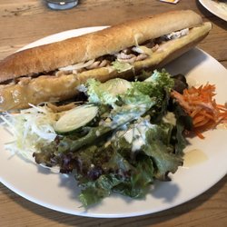 Cafe Schmuggler - Warmes Truthahn-Sandwich mit gemischtem Salat