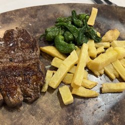 O'Cachelo - Sirloin steak with fries.
