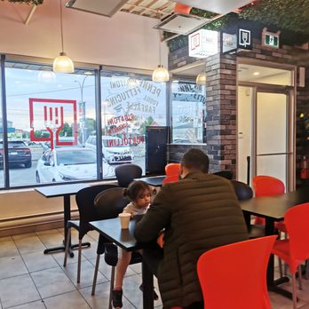 El Pasta Man - people sitting at tables in a restaurant - Food Delivery Services Near Me - Montreal, Quebec El Pasta Man - people sitting at tables in a restaurant - Food Delivery Services Near Me - Montreal, Quebec