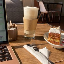 Fika Coffee Shop - Té chai y torta de tres leches