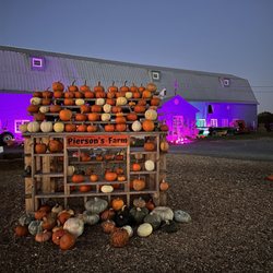 Pierson's Farm - Beautifully decorated grounds