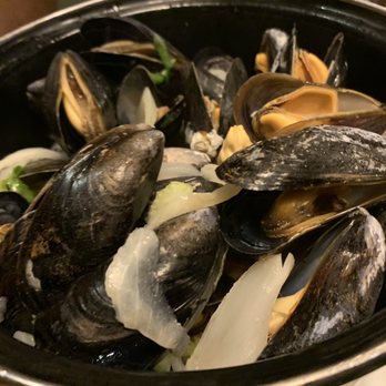 Le Clan des Belges - Mussels with white wine sauce - Belgian Near Me - Ixelles, BRU Le Clan des Belges - Mussels with white wine sauce - Belgian Near Me - Ixelles, BRU