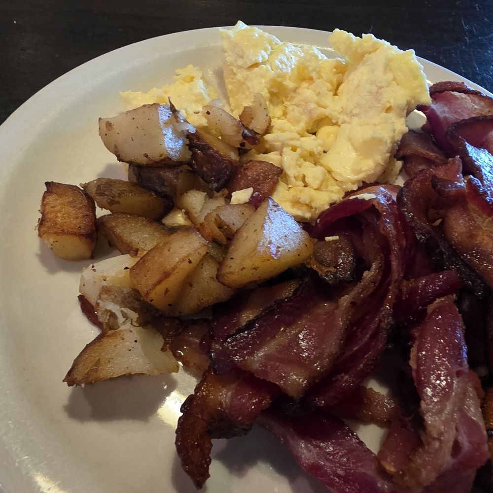 Coyote Moon Grille - Thick cut bacon with American fries and scrambled eggs - American Near Me - St Cloud, Minnesota Coyote Moon Grille - Thick cut bacon with American fries and scrambled eggs - American Near Me - St Cloud, Minnesota