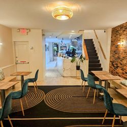 Yard - The dining room is bright, clean, and inviting.