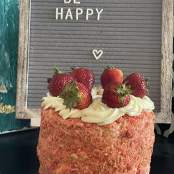 Bake Sweetly - Strawberry crunch cake