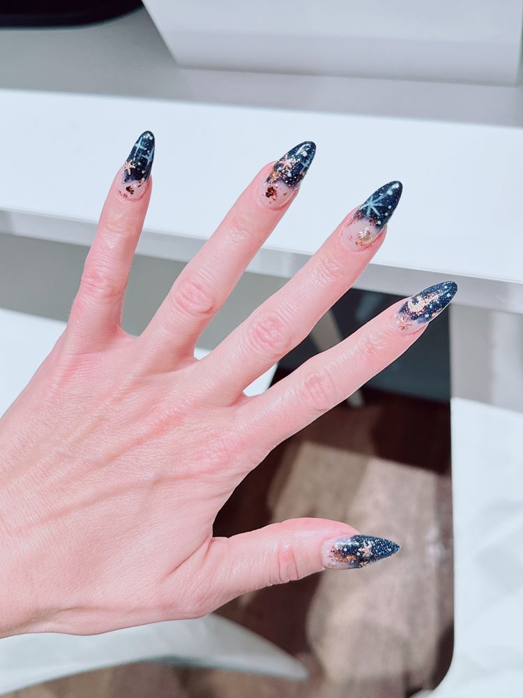 Rluxe Nails & Spa Logo