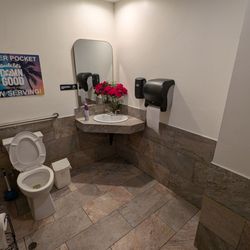 Korner Pocket Bar & Grill - Nice bathroom