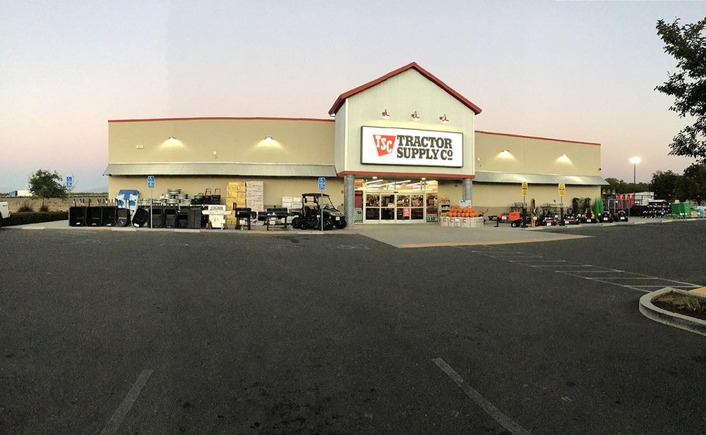 TRACTOR SUPPLY 811 N Humboldt Ave, Willows, California Pet Stores