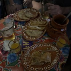 La Nuclear - Pulque de queso & mango & tacos de canasta