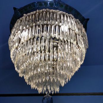 Cedar Gables Inn - Chandelier in bedroom - Bed & Breakfast Near Me - Napa, California
