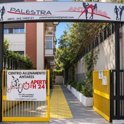 Palestra Antares - Ingresso del Centro di Allenamento Antares, in Viale Regina Elena 127 a Messina. Sala attrezzi aperta H24, 7 giorni su 7.