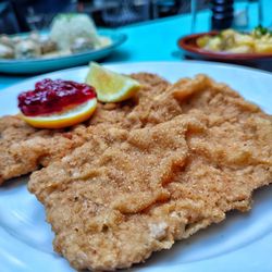 hugo & tilda - Wiener Schnitzel mit lauwarmen Kartoffelsalat und Wildpreiselbeeren (24.80 €)