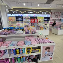 Miniso - Mini dolls at the wall and accessory table