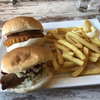 Snackbar 't Bunkertje - Patat mayo, broodje kaassoufle pinda, broodje frikandel speciaal(ketchup mayo onion) - Friterie Near Me - Noord-Scharwoude, New Hampshire