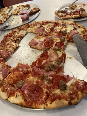 Famous Yeti's Pizza by null
