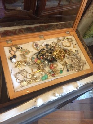Vanessa Vintage Treasures by null