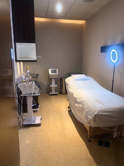 Luxura Aesthetic Medical Spa Logo