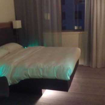 MOXY Vienna Airport - Essentially the entire room, from the doorway - Hotels Near Me - Wien, 3 MOXY Vienna Airport - Essentially the entire room, from the doorway - Hotels Near Me - Wien, 3