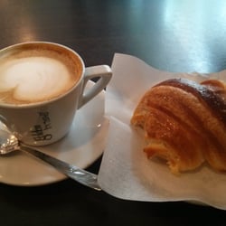 Bar Tabaccheria Scuti - Cappuccino e cornetto sfogliato