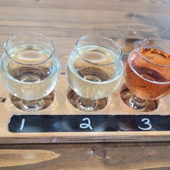 Reeces Cider - Flight of hard ciders set A - Cideries Near Me - Ellijay, Georgia Reeces Cider - Flight of hard ciders set A - Cideries Near Me - Ellijay, Georgia