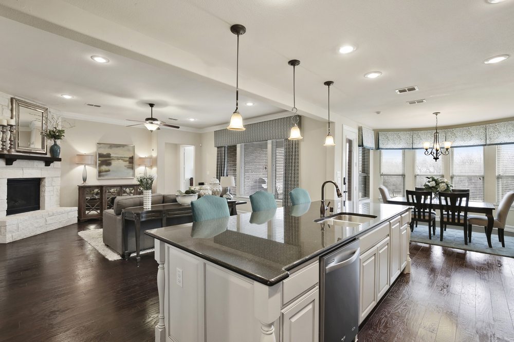 VIVIAN REAL ESTATE GROUP COMPASS Updated August 2024 29 Photos