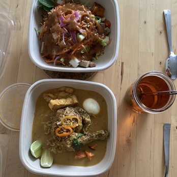 The Hidden Bistro - Vietnamese Grilled Pork Sausage Salad & Laksa Curry Chicken Noodle Soup - Vietnamese Near Me - San Francisco, California