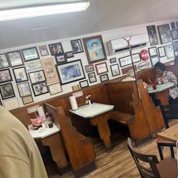 Johnnie's Drive In - Elvis fans will love it - Barbeque Near Me - Tupelo, Mississippi Johnnie's Drive In - Elvis fans will love it - Barbeque Near Me - Tupelo, Mississippi