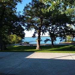 Cedar Lake Farm - Large beautiful oak trees.