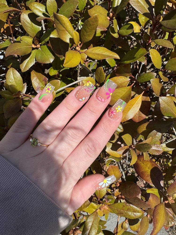 Kim & T Nails Logo