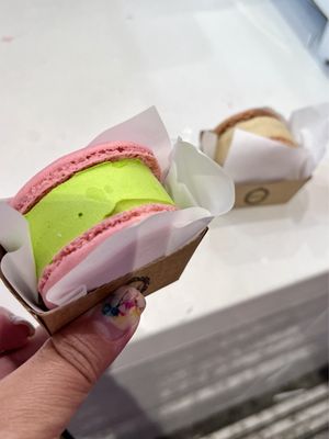 Sweet Box (Macarons, Dragon Beard Candy) by null