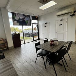 Lechonera - Dining area facing the entrance and the restrooms