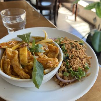 Burma Superstar - Mango chicken, Garlic Noodle - Burmese Near Me - Alameda, California