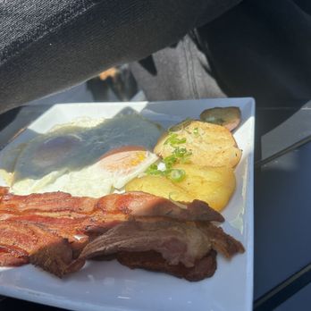 Cafe Mimosa - Eggs, Bacon and Potatoes - Breakfast & Brunch Near Me - Petaluma, California