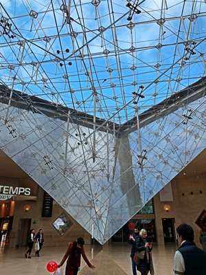 Carrousel du Louvre by null