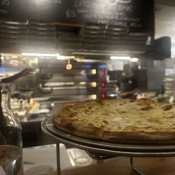 UNA Pizza + Wine - Bridgeland - 4-maggi pizza - Pizza Near Me - Calgary, Alberta UNA Pizza + Wine - Bridgeland - 4-maggi pizza - Pizza Near Me - Calgary, Alberta