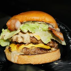 Latino’s Lab - Lab burger
Double Cheeseburger with crispy bacon, lettuce, pickles, and our special Lab sauce