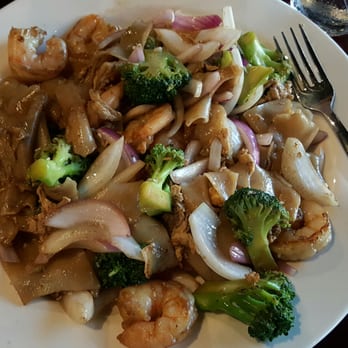 Sushi Iwa - Pad see ew - Asian Fusion Near Me - Apex, North Carolina Sushi Iwa - Pad see ew - Asian Fusion Near Me - Apex, North Carolina