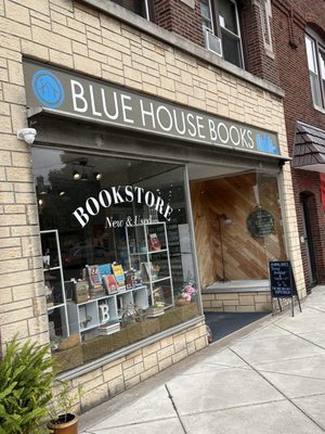Blue House Books by null