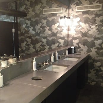 Barry's Tribeca - Women's locker room - Trainers Near Me - New York, New York