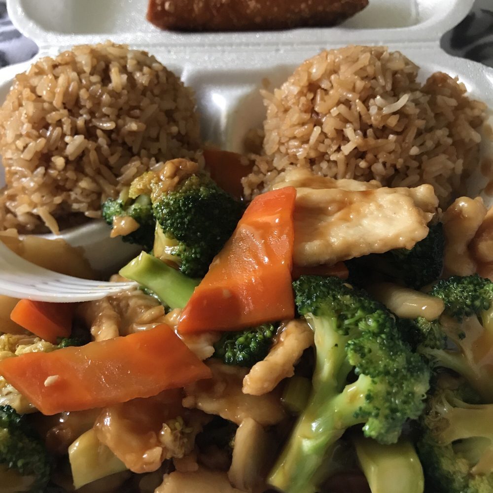Wok & Roll - Chicken w/broccoli, fried rice and egg roll only $6 for lunch special Mom-Fri 11am-3pm - Chinese Near Me - Mansfield, Texas