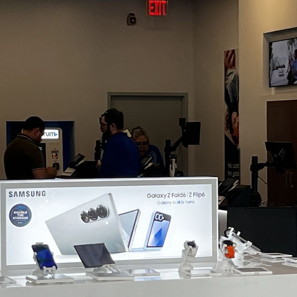 Spectrum - 2-3 employees helping 1 customer when I was waiting for 5 minutes. - Internet Service Providers Near Me - Burbank, California Spectrum - 2-3 employees helping 1 customer when I was waiting for 5 minutes. - Internet Service Providers Near Me - Burbank, California