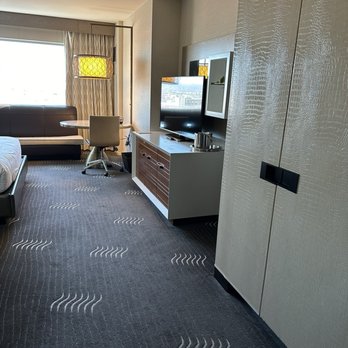 Kimpton Palomar Hotel Phoenix Cityscape - Spacious room - Hotels Near Me - Phoenix, Arizona Kimpton Palomar Hotel Phoenix Cityscape - Spacious room - Hotels Near Me - Phoenix, Arizona