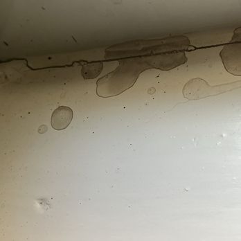 Squeaky Dans - Window seal left with muddy drops - Window Washing Near Me - San Antonio, Texas